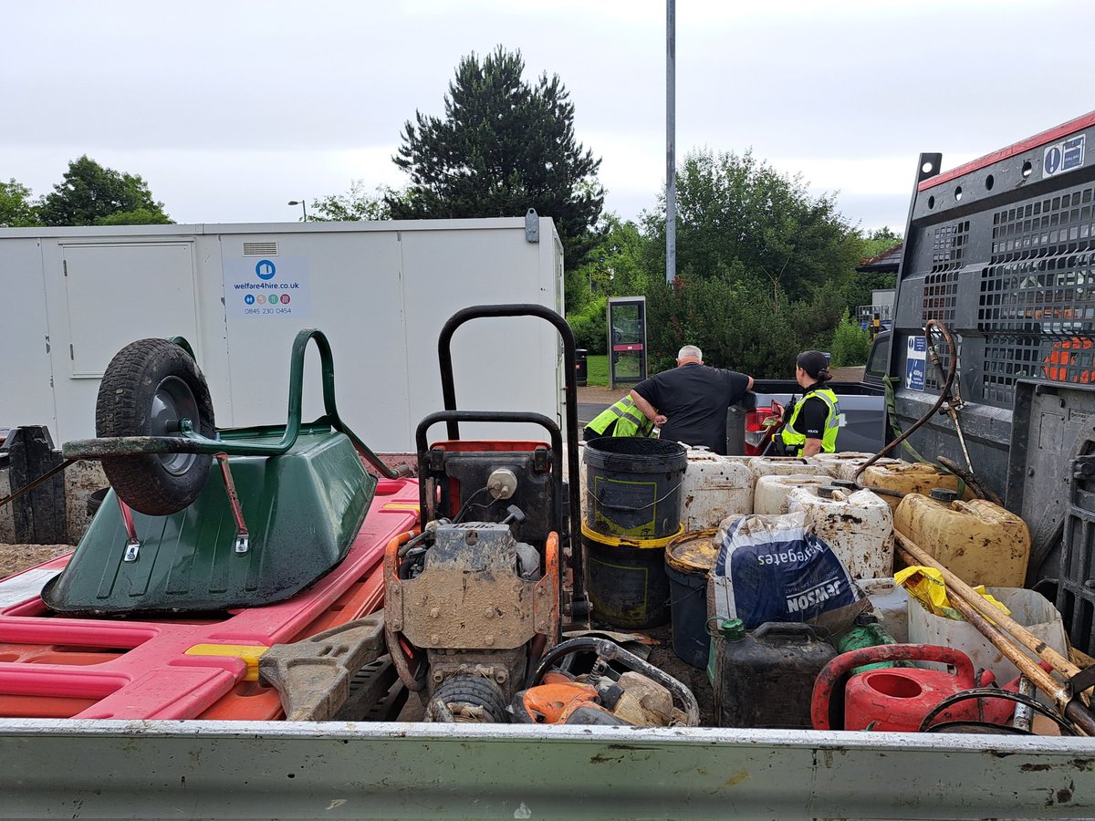 DerbysRPUBikers's tweet image. Another pickup.  Another #insecureload  #tibshelf.
Barrow strapped for a change, but nothing else secured
#opsbikes .