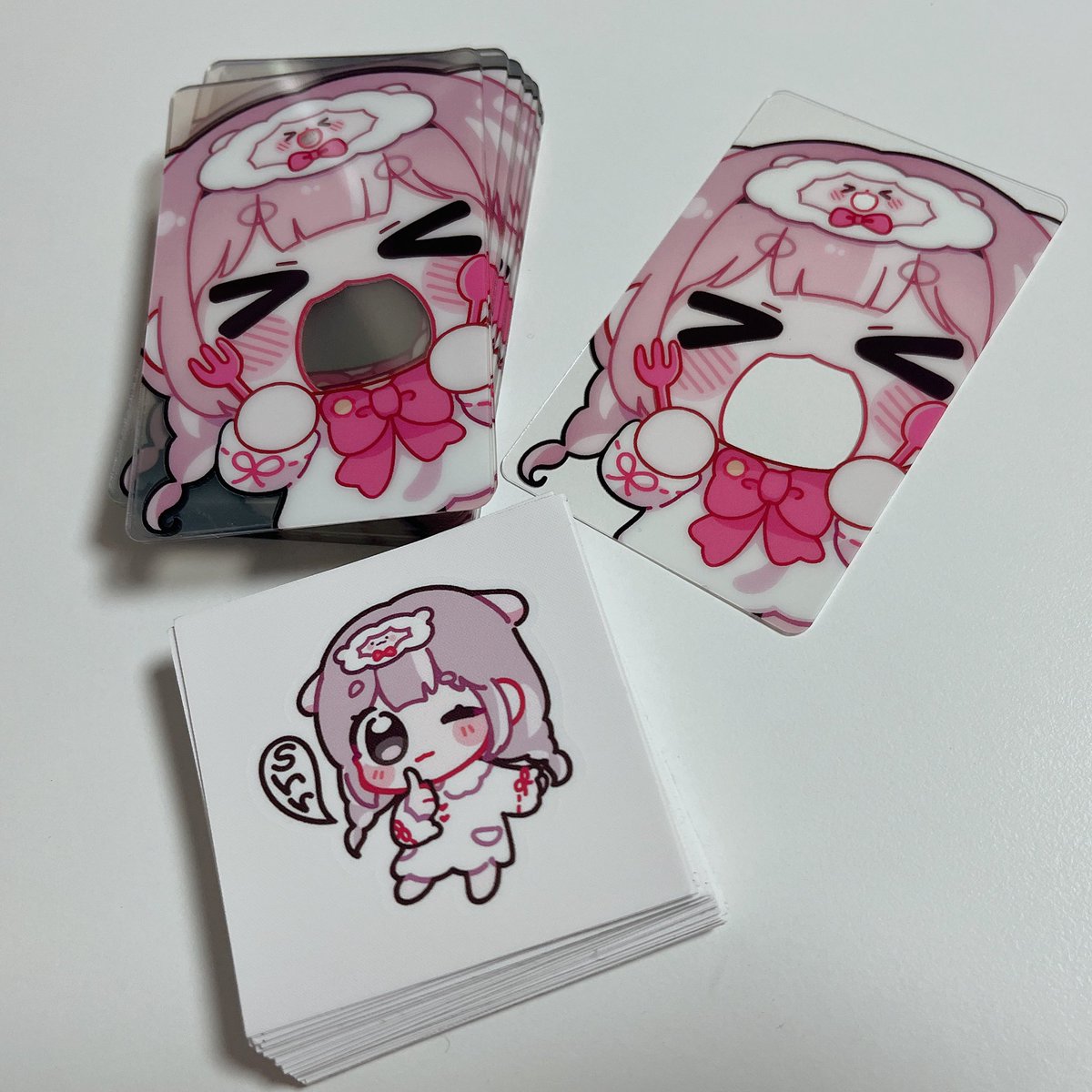 머리색을 바꿔버렸는데....
구혜몽 굿즈가 잔뜩 남아버렸따 😳
나눔하면 다들 받아주실까!!??
가져는 가봐야지 🤨!!!