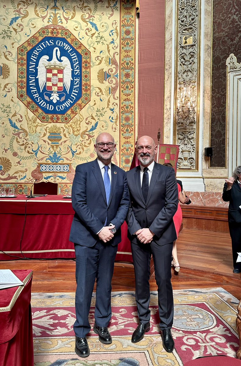 sdandresjuarez's tweet photo. Un verdadero placer y un honor estar presente, en representación de Veterindustria y la Fundación Vet+i, en la toma de posesión de Joaquín Goyache como Rector de la Universidad Complutense https://t.co/wJaI5wEp2O