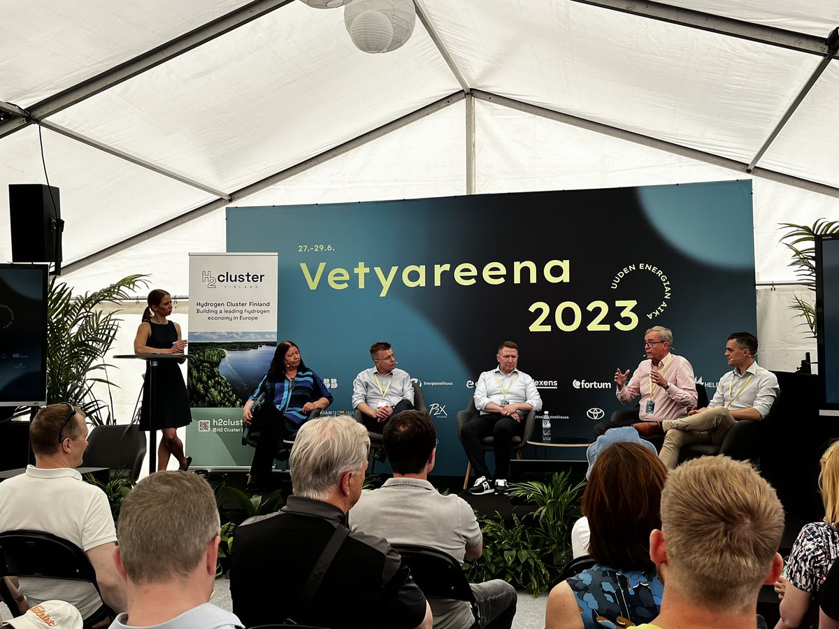 Teknologiateollisuuden @mervikarikorpi kertomassa, kuinka vetyklusterin vetytalousstrategia laitetaan käytäntöön. #Vetyareena2023