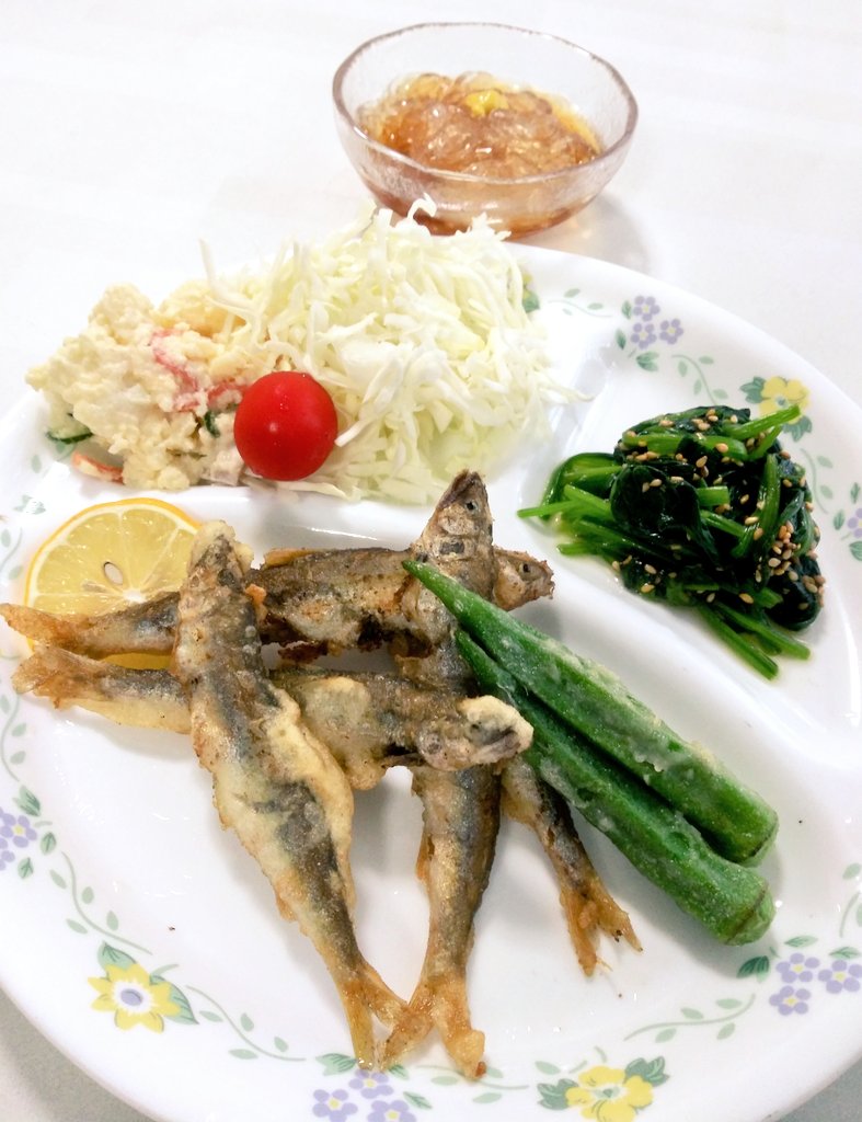 お弁当と小鮎の天ぷら（2023/6/27）

滋賀県産の天然小鮎を
天ぷらにしてみました。😋

#おうちご飯
#お弁当
#小鮎天ぷら