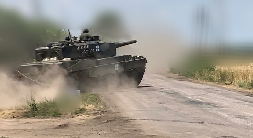 hugo_dors's tweet photo. Malgré les #leopard2 et les #canonCesar, la #counteroffensive patine en #Ukraine. Ces soldats se préparent aux milliers de #mines et aux #tranchees russes.
#UkraineRussiaWar https://t.co/BIzk2mbgp4