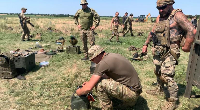 hugo_dors's tweet photo. Malgré les #leopard2 et les #canonCesar, la #counteroffensive patine en #Ukraine. Ces soldats se préparent aux milliers de #mines et aux #tranchees russes.
#UkraineRussiaWar https://t.co/BIzk2mbgp4