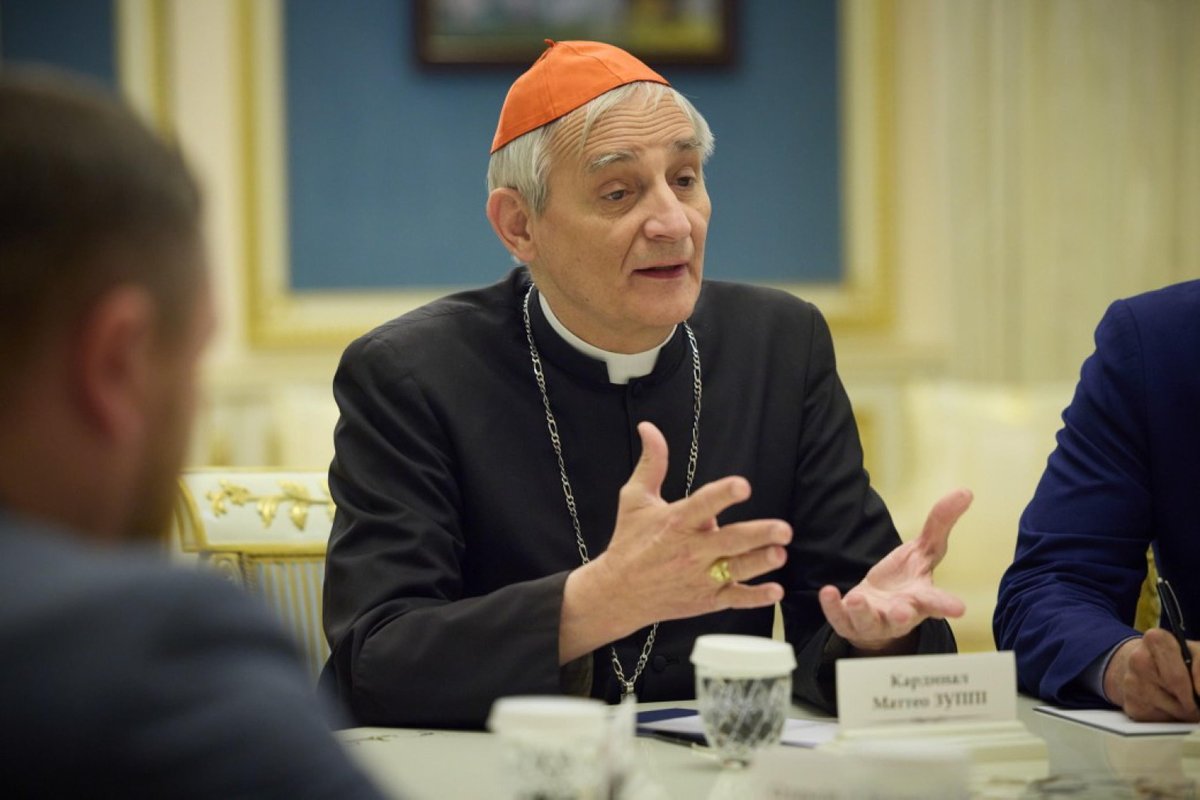 TV2000it's tweet photo. 🔴Il cardinale #Zuppi a #Mosca per trovare vie “per una giusta pace”
Vedrà il patriarca #Kirill e uomini del governo  

L'inviato di #PapaFrancesco, presidente @UCSCEI, da stasera in #Russia  per la "diplomazia umanitaria" che l'aveva già portato in #Ucraina 

#27giugno #vaticano https://t.co/m1xZHidtwp