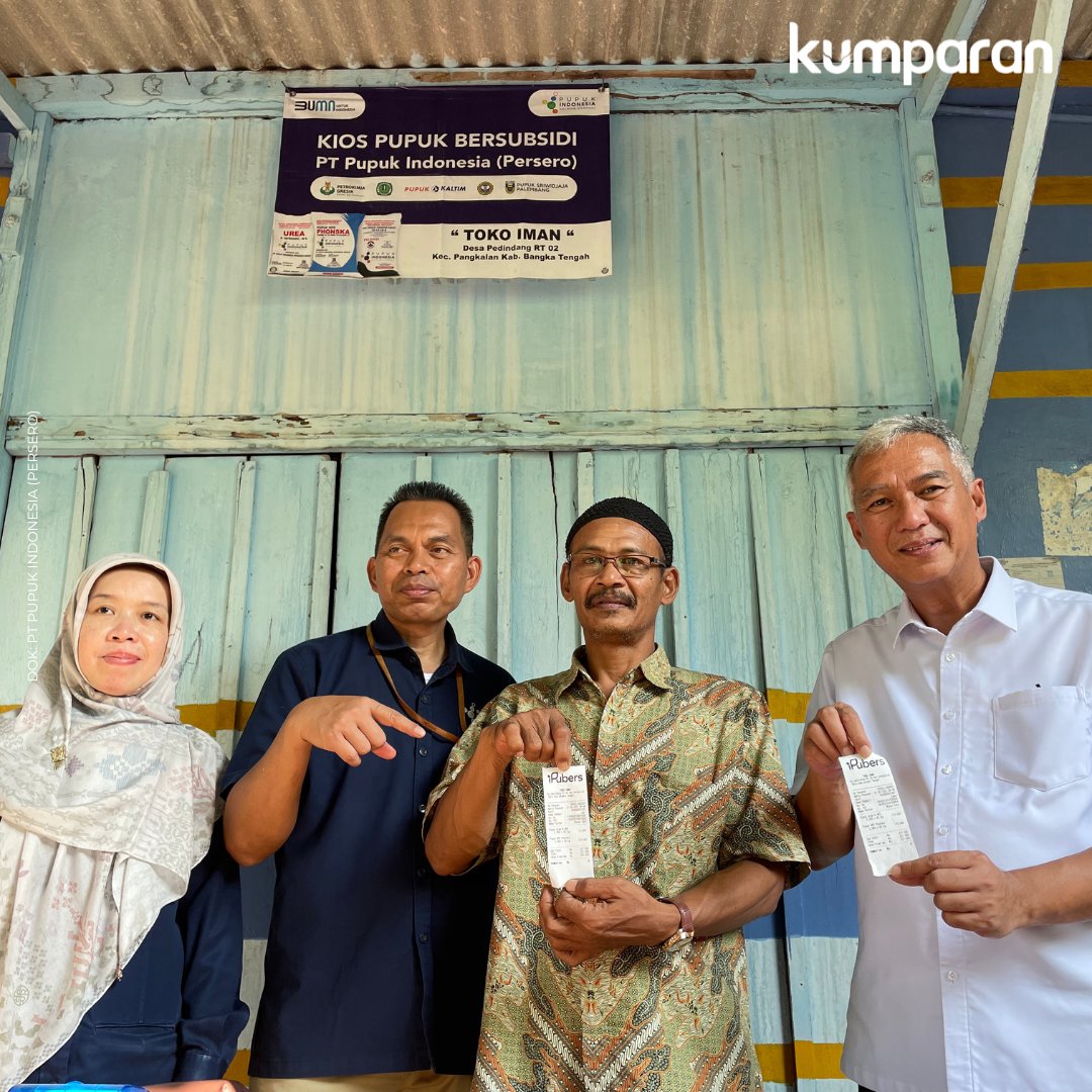 kumparan's tweet photo. PT Pupuk Indonesia melakukan digitalisasi proses penebusan pupuk bersubsidi, sesuai dengan arahan Presiden Joko Widodo. Kini, petani Babel, Riau, dan Kalsel bisa tebus pupuk hanya dengan tunjukkan KTP di kios resmi. #iPubers
#MudahTebusnyaTepatSasarannya
#PupukSubsidi #kstudio https://t.co/dUEtcPq2fn