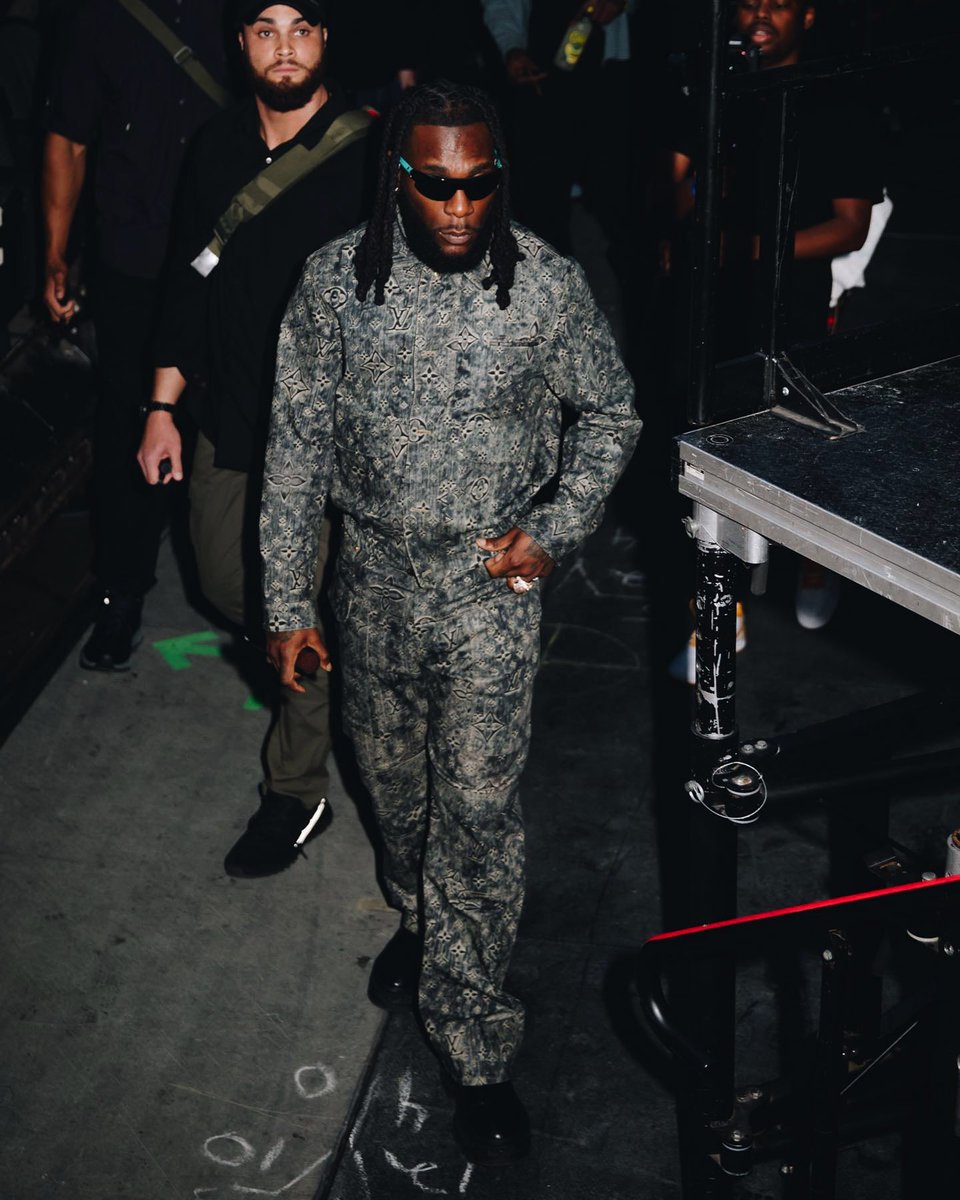 GRUNGECAKE's tweet photo. Watch @burnaboy’s new video 'Sittin' On Top Of The World' featuring @21savage - https://t.co/lToI8OuQ4Z https://t.co/E5TMAHbbWz