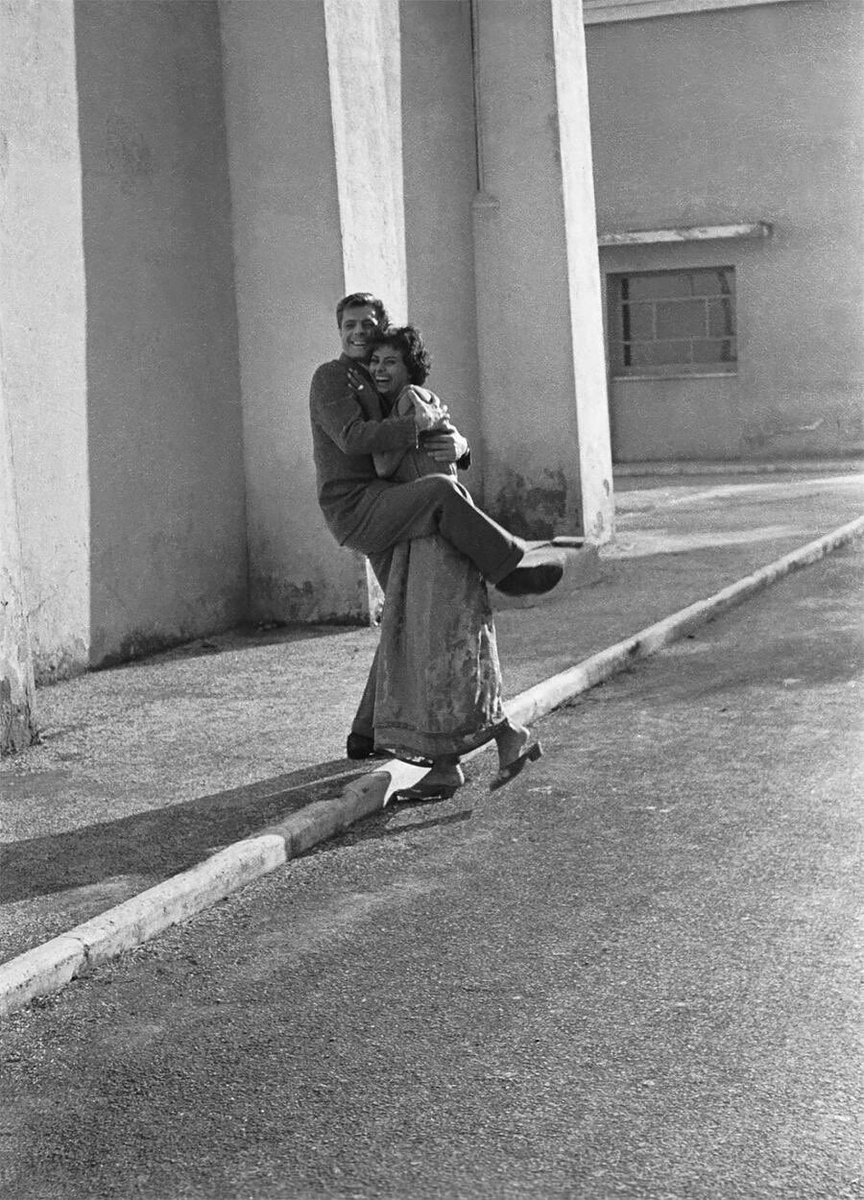 #SophiaLoren e #MarcelloMastroianni negli studi cinematografici di Cinecittà, Roma (1955).

Scatto di #PaolodiPaolo