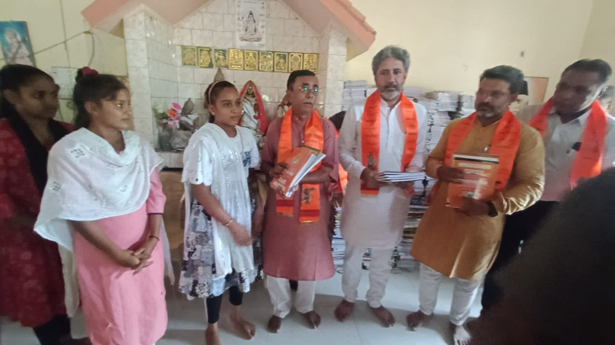 PrakaashGurjar's tweet photo. Madadgaar Parivaar initiated Innovative drive ‘By the Students- For the Students’. A well to do Student buying full scape notebooks to help a tribal Student for education. We collected 16,000 Notebooks and distributed to tribal students in Dang & Ahwa area. #Indiahome https://t.co/nM6Ipz9hWB