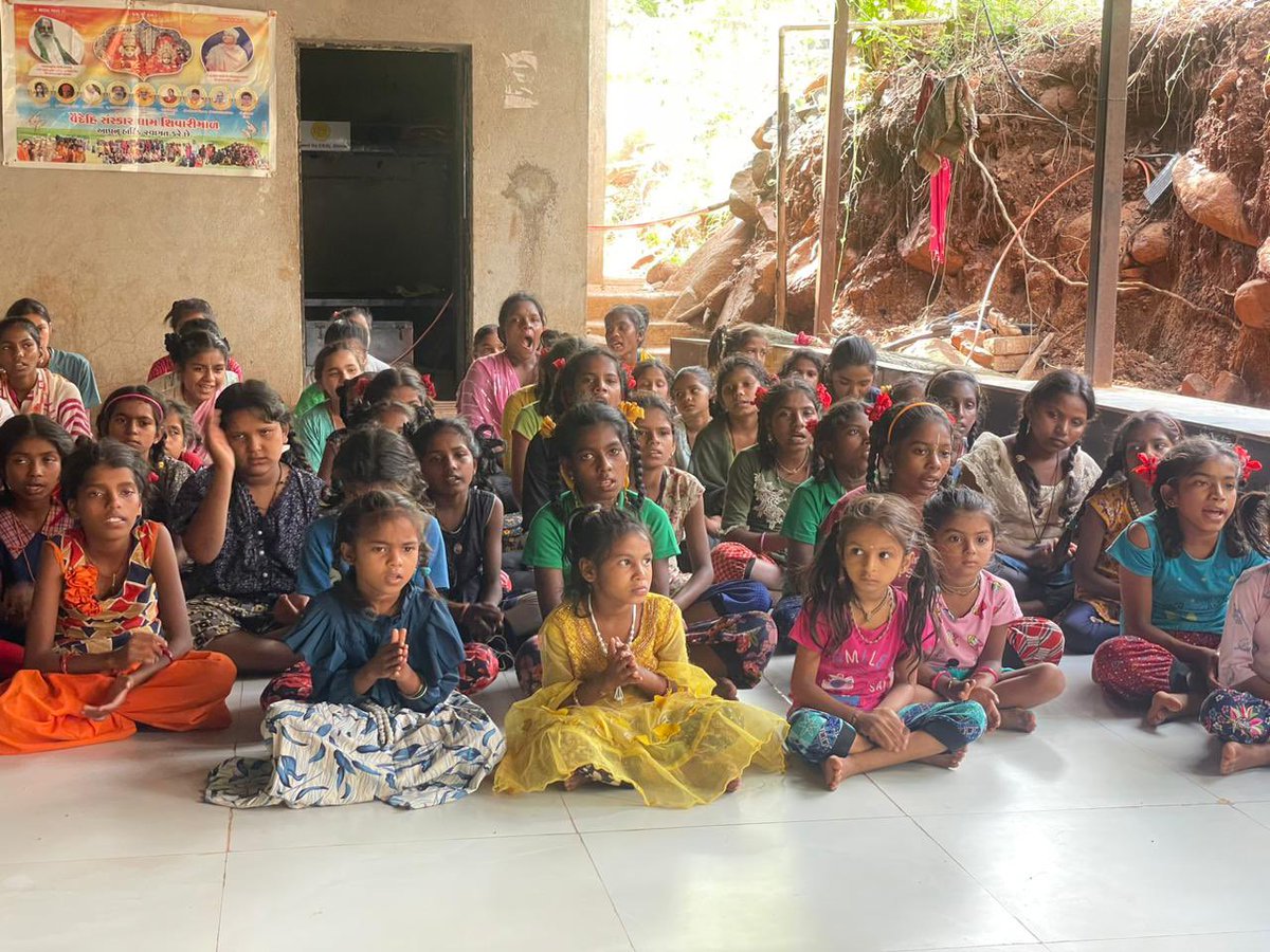 PrakaashGurjar's tweet photo. Madadgaar Parivaar initiated Innovative drive ‘By the Students- For the Students’. A well to do Student buying full scape notebooks to help a tribal Student for education. We collected 16,000 Notebooks and distributed to tribal students in Dang & Ahwa area. #Indiahome https://t.co/nM6Ipz9hWB