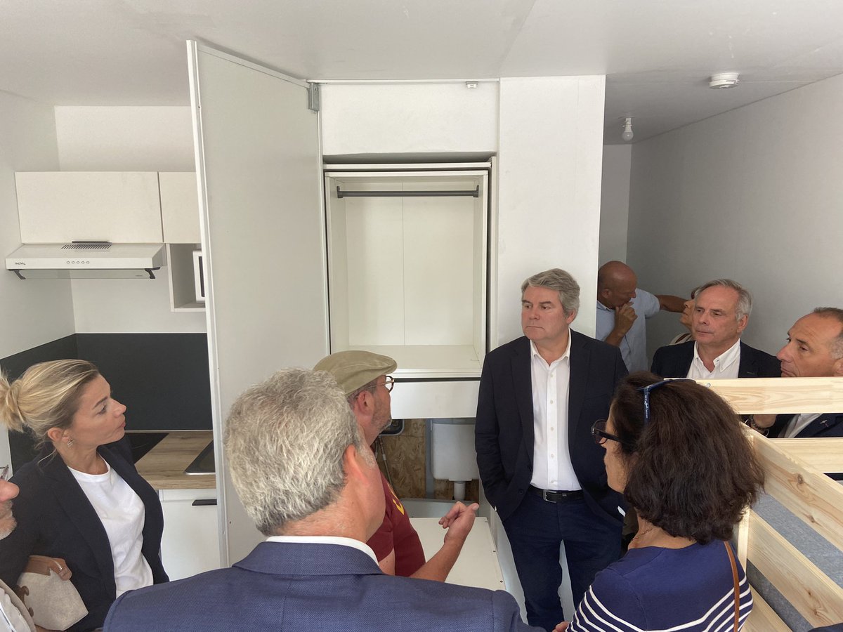 Podeliha_AL's tweet photo. | 𝗣𝗼𝗱𝗲𝗹𝗶𝗵𝗮 𝗟𝗶𝘃𝗲 🔴 |
Suite et fin de l'inauguration avec la #visite des résidences mobiles #Habiflex permettant de loger les #saisonniers et favoriser le lien emploi-logement à @VilleLaBaule.  
@ActionLogement @loireatlantique @SasLeco https://t.co/PiPcAjkHN9
