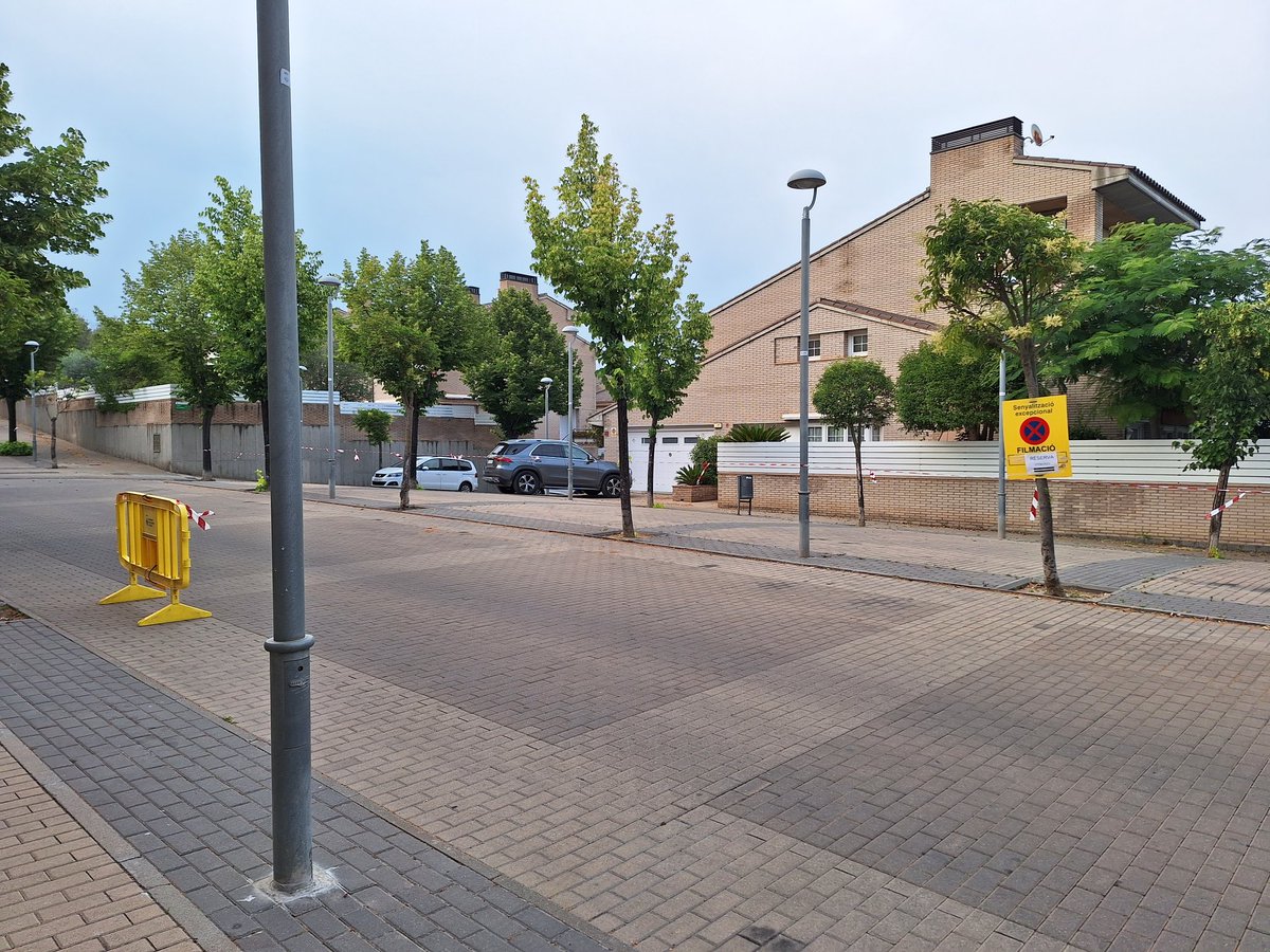 vallsuau's tweet photo. I seguim amb la segona setmana de carrers okupats a Vallsuau per la filmació d'una pel·lícula. Se'ns prohibeix aparcar i accedir a casa amb la connivència de @elisabethoj I @ajsantquirze que es venen els nostres carrers al millor pagador. #sqv https://t.co/MMnaMeNGPv