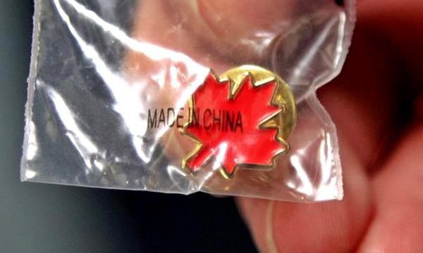 Immigrants taking citizenship oath at federal ceremonies receive #MadeInChina maple leaf pin. @CitImmCanada last year ordered 250,000 🇨🇦 pins from Chinese vendor. blacklocks.ca/govt-keepsake-… #cdnpoli