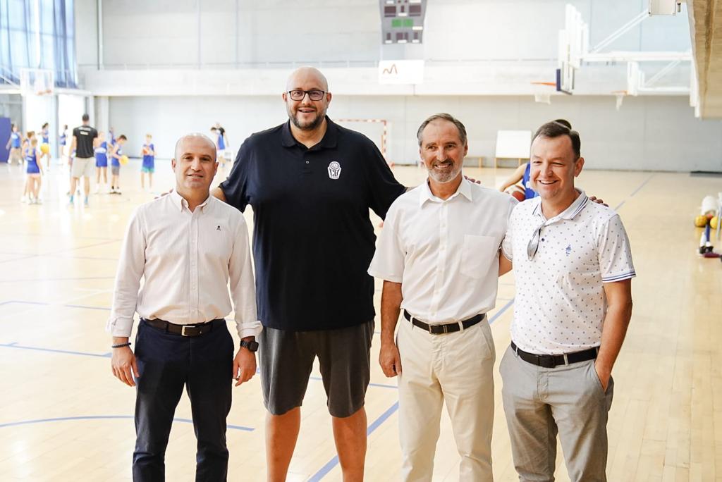 PMDAlmeria's tweet photo. 🏀🏀 Más de 100 niños y niñas participan en el Campus Gigantes en el CDM El Toyo-Retamar.

➡️ Ayuntamiento y Diputación arropan este campus, que es su primera vez en Almería, y reúne a deportistas de España y Suiza desde el 26 al 30 de junio.

#AlmeríaEsDeporte https://t.co/ntIB8UWb5m