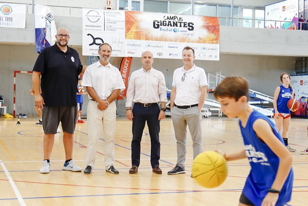PMDAlmeria's tweet photo. 🏀🏀 Más de 100 niños y niñas participan en el Campus Gigantes en el CDM El Toyo-Retamar.

➡️ Ayuntamiento y Diputación arropan este campus, que es su primera vez en Almería, y reúne a deportistas de España y Suiza desde el 26 al 30 de junio.

#AlmeríaEsDeporte https://t.co/ntIB8UWb5m