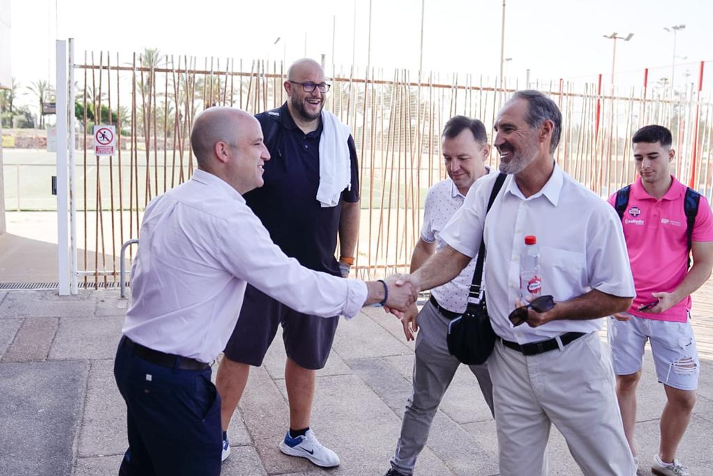🏀🏀 Más de 100 niños y niñas participan en el Campus Gigantes en el CDM El Toyo-Retamar.

➡️ Ayuntamiento y Diputación arropan este campus, que es su primera vez en Almería, y reúne a deportistas de España y Suiza desde el 26 al 30 de junio.

#AlmeríaEsDeporte