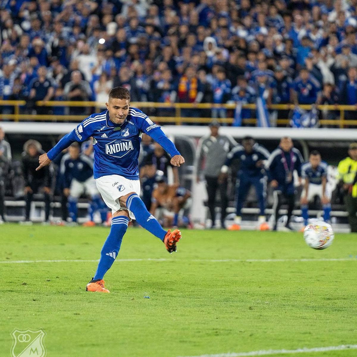 davidsvargas's tweet photo. Ⓜ️Esos segundos que quedarán por siempre en nuestra memoria…

Vamos por más, Millonarios 💪🥹 https://t.co/8uUdB2KXLo