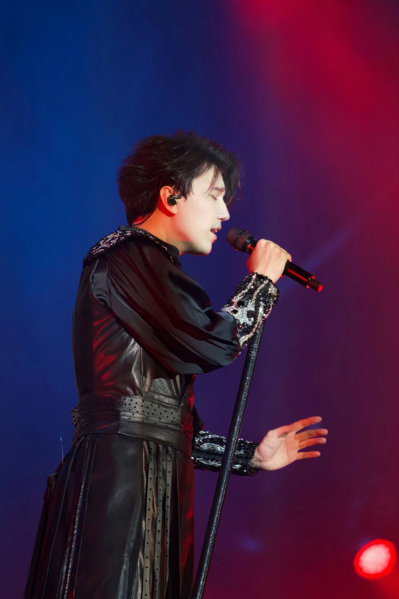 msiakpopfans's tweet photo. Last Saturday, we had the honour to attend Dimash Qudaibergen Live in Malaysia held by ACO Media and Kwan’s International which was co-organized by Metalive World and AMM.

#DimashQudaibergen is a promising singer from Kazakhstan who has an incredible vocal range, with a capacity of six octaves and two semitones. He was also cited by the Musician Wave as one of "The 15 Singers with the Highest Vocal Range."

"Dimash sang like a siren at the sea," said one of the audience at the concert, @.hanulyi.

Malaysia's national sweetheart, Dato' Sri Siti Nurhaliza was also invited as the special guest that evening. She then performed her hit songs "Bukan Cinta Biasa" and "Nirmala." Had she not performed on stage she would have been part of the audience, she told, as she has bought a ticket to experience Dimash's powerful vocal live at Malaysia's prestigious live venue, Axiata Arena.