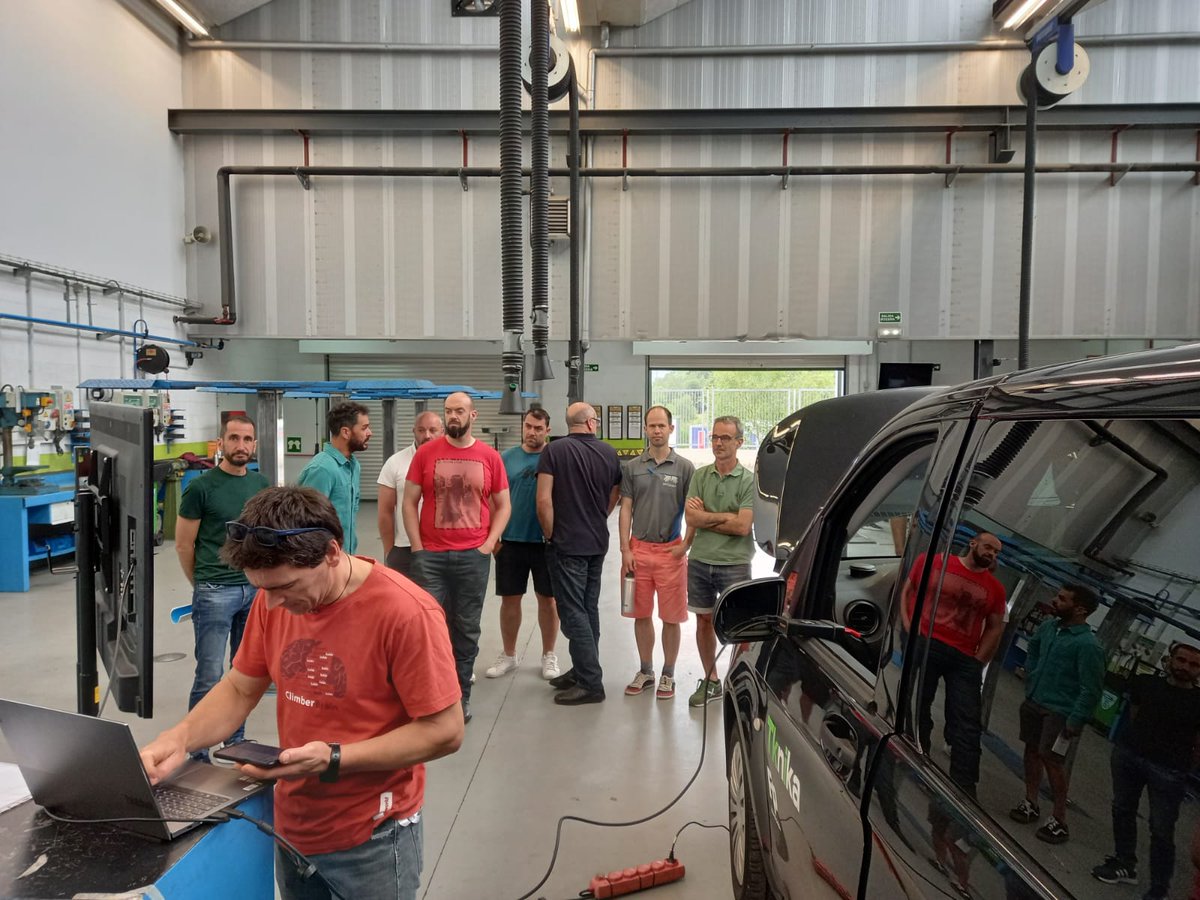 MekaElgoibar's tweet photo. Automozio mintegiko kideak "Pass Thru" jardunaldiak ospatzen ari dira MEKA Lanbide Eskolako Albitzuri eraikinean. Euskal Autonomi Erkidegoko 35 irakaslerentzat teknologia honen formakuntza zabaldu dugu gaurkoan!
@tknika
@FPeuskadi
@ikaslangipuzkoa
#PassThru
#automozioa
#tope https://t.co/CBqFPhGRzO