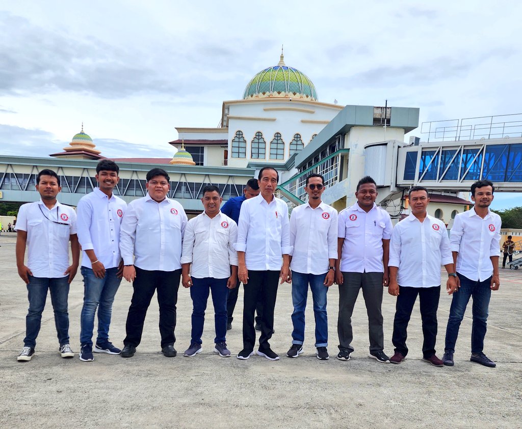 Putra_PRP's tweet photo. DPD POSPERA ACEH bersama Presiden Jokowi

✊🏻 https://t.co/a2A28FaxG8