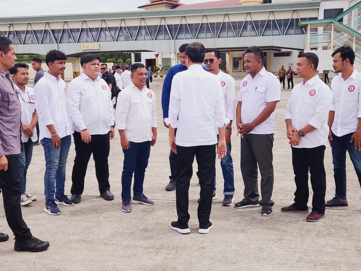 Putra_PRP's tweet photo. DPD POSPERA ACEH bersama Presiden Jokowi

✊🏻 https://t.co/a2A28FaxG8