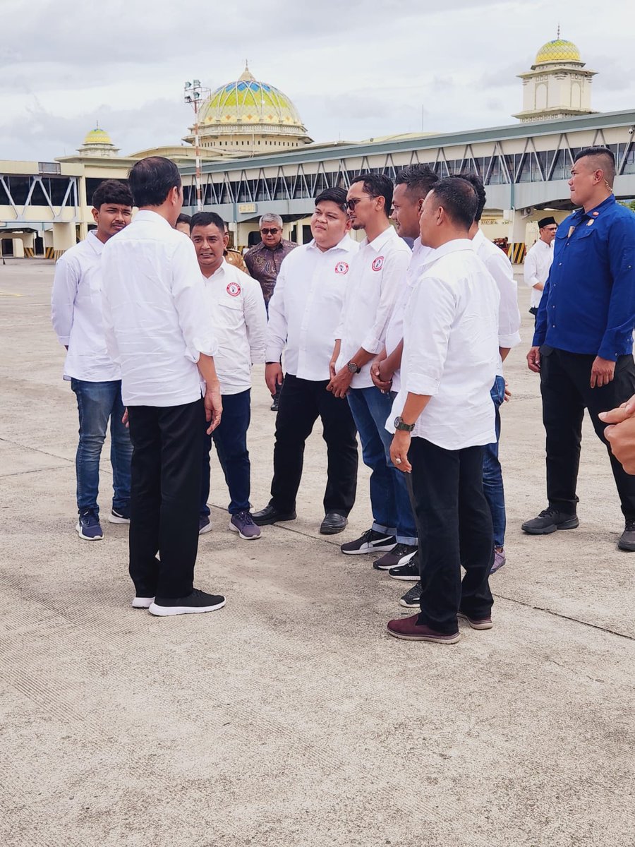 Putra_PRP's tweet photo. DPD POSPERA ACEH bersama Presiden Jokowi

✊🏻 https://t.co/a2A28FaxG8