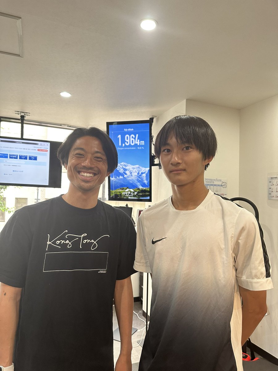 hosodaaya's tweet photo. @HA_ooimachi9 
#ハイアルチ大井町
#高地トレーニング 

ご縁ぐるぐる会にご一緒させて頂きながら
皆様の優しさに救われてると
改めて実感した日。

品川界隈でも練習されていることもあり
@setagayaunited 
#setagayaunited 
@MasayaJitozono 地頭薗くん

#2xu
西崎さんと
#ハイアルチ大井町 さんへ。

長男も久しぶりの　#ハイアルチ 
#ハイアルチ三軒茶屋
#ハイアルチ吉祥寺 @highalti___k 
優しきスタッフ皆様に
我が家の兄弟育てて頂き

今や毎日大井町乗り換えしているので、
気にかけて頂いて
これも巡り合わせですね。

次男もやっと10歳になり
ハイアルチデビューできる年になりずっと憧れていたようで、、、
また　ジュニア体験させて頂きます🥹

私もぞのくんのご縁でご紹介頂いた
@takesunacademy 次男のサッカースクールが品川界隈なので　#ダイエット　のために伺わせて頂きます！笑

皆様への恩返しできたらと

⚽️のご縁にてかねてよりお世話になっている松下さんからも長男に優しく熱いお言葉も頂き奮い立たせてもらえたはず。

地元の高校に通うからこそ
将来に向けて、
刺激頂きながら
前を向ける場所として
見守って頂けたら幸いです。

なんだか、
私自身が育った地　#大井町 のご縁にも恵まれているなと
感謝しています☺️

@kushule_ 
#クシュレ　
次回はスパイク、トレシュー持参で伺わせて頂きます！！！