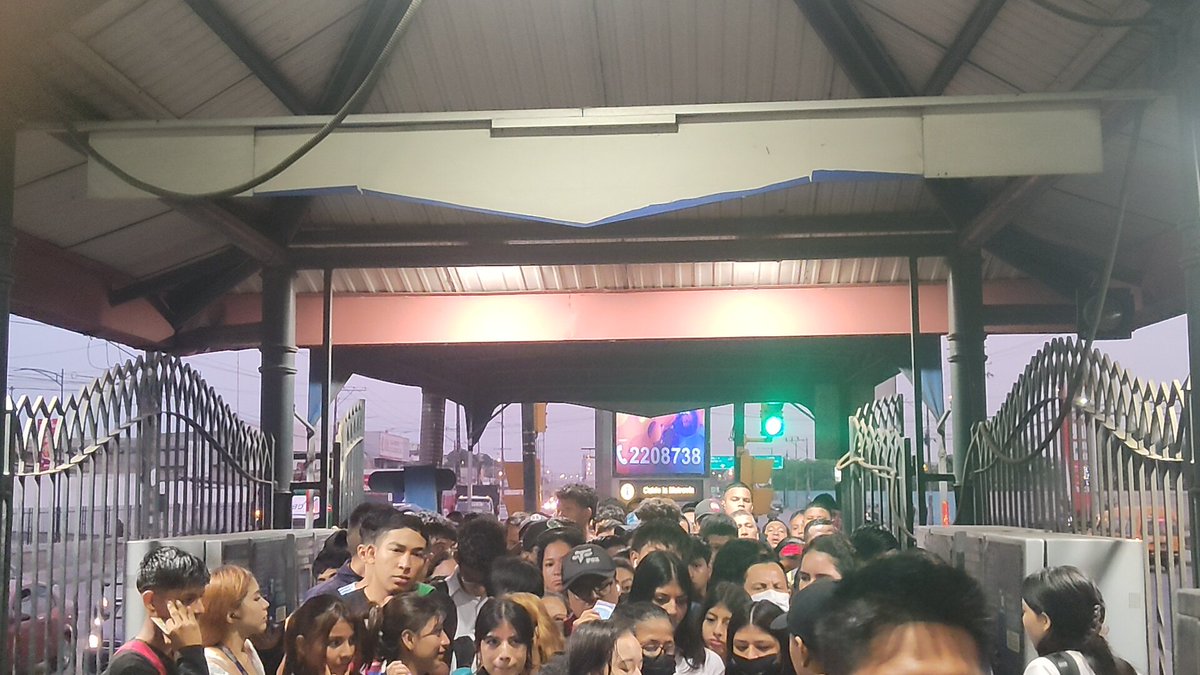 niniarvi's tweet photo. Metro Vía, parada Parque California, hoy 27 junio, 6:20 am. Dañados dos de los tres ingresos. Gente empujando para poder pasar. 
#hastacuando @metroviagye @alcaldiagye @aquilesalvarez https://t.co/cxiCnpUgjY