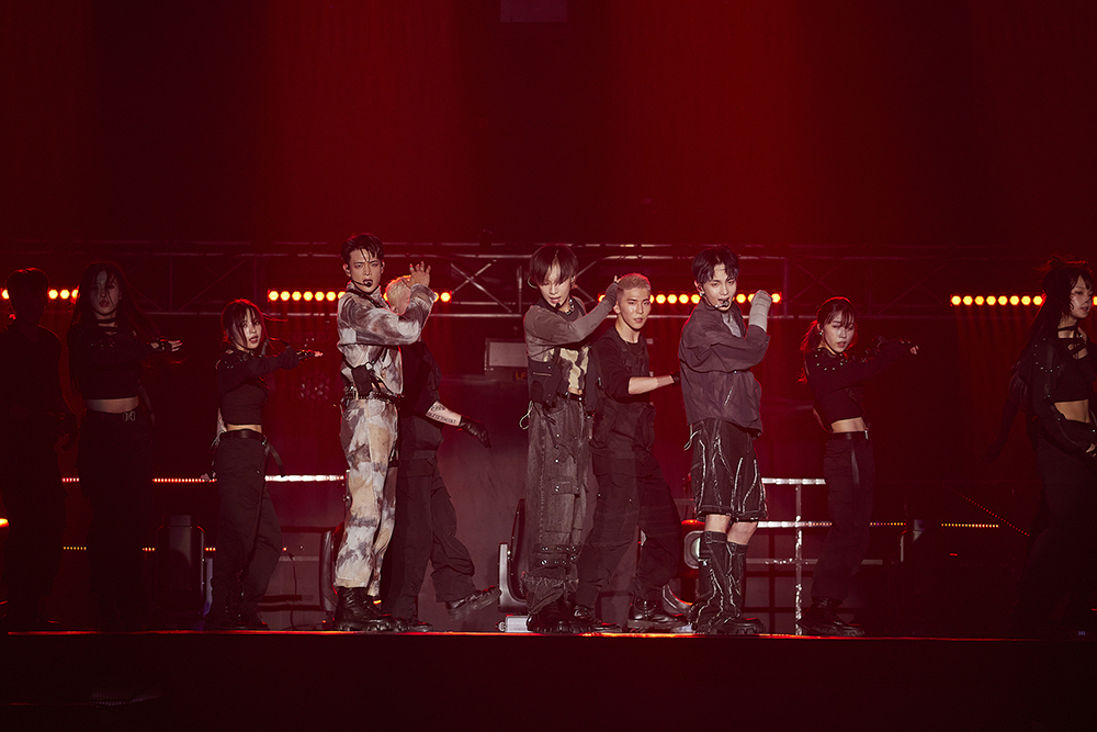 SHINee's tweet photo. 샤이니, 지난 23~25일 여섯 번째 단독 콘서트 'SHINee WORLD VI [PERFECT ILLUMINATION] 성공적으로 마쳤다!
컴백 전야제 화려하게 장식!

SHINee finished their 6th concert 'SHINee WORLD VI [PERFECT ILLUMINATION] successfully on June 23~25!
A great start of the 8th album!

https://t.co/GSGni3LAej 

#SHINee #샤이니
#HARD #SHINee_HARD 
#SHINeeWORLD_VI  
#PERFECT_ILLUMINATION #퍼펙트_일루미네이션