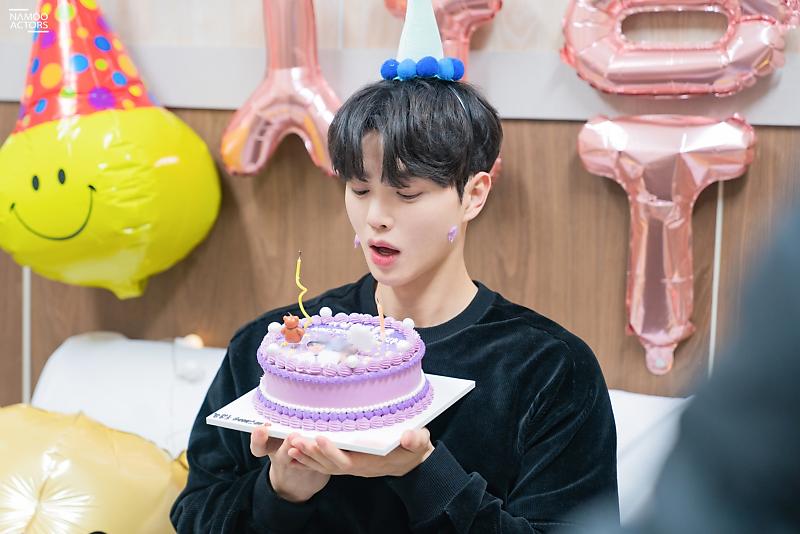 LION.

To celebrate Kevin's and the writer's birthday, I want to giveaway a single layout from <a href="/moacaroons/">MICHELLE SUPPA SLR🧎🏻‍♀️</a> for one lucky person (OCRP only). Just simply retweet this tweet and give me your best wishes (dalam hati aja gapapa).