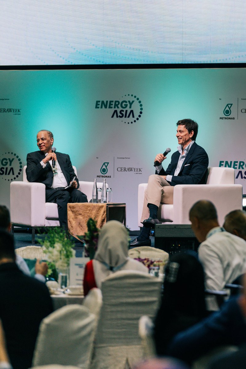 Toto est passé chez @EnergyAsia2023 pour expliquer comment notre équipe réussit à amener l'innovation et la technologie @F1 dans la le monde de tout les jours. 👊