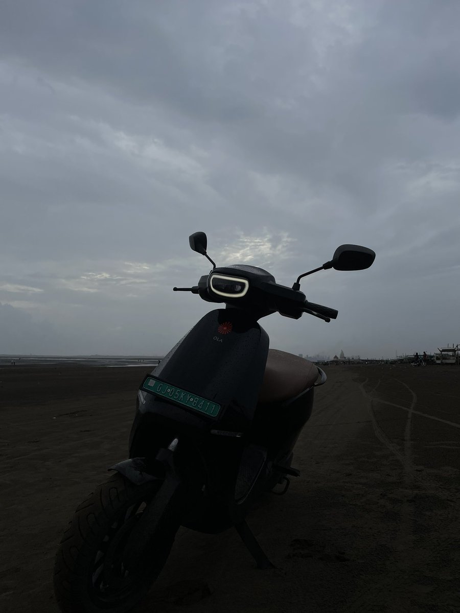 NayanKathiriy's tweet photo. Some beach vibes in monsoon with my ola s1 pro❤️‍🔥🌊.  @bhash @OlaElectric https://t.co/rIaBGw7tXr