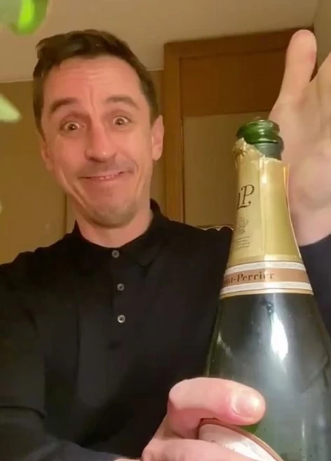 BrutusMaximusX's tweet photo. Oh yes !
Gary Neville who does not know Canteen staff at Carrrington and Old Trafford would spit in his food or drink before serving to him
#GaryNevilleNeedtoRetire #GaryGate #GaryNevilleisaTosser https://t.co/6uxipHMW2f