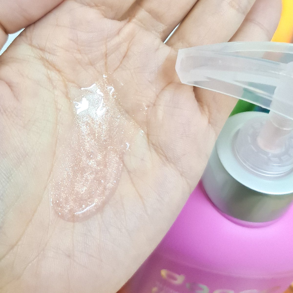 Reviewth1's tweet photo. หอมเกินต้านมาก ยกให้เป็น Shower Gel ที่ชอบที่สุดเลย #danceTH กลิ่น Hey Happy กลิ่นจะหอมแบบดอกไม้ให้ฟิลน้ำหอมเค้าเตอร์แบรนด์เลย ชอบมากกลิ่นคือติดทน 24 ชม แถมตัวเจลยังเป็นกลิตเตอร์จากส่วนผสมธรรมชาติด้วย
#แดนซ์ทุกมู้ดสุขทุกโมเมนต์ #อัพมู้ดบูสท์ผิวโกลว์ #ใช้ดีบอกต่อ https://t.co/T9ui4aLaLv