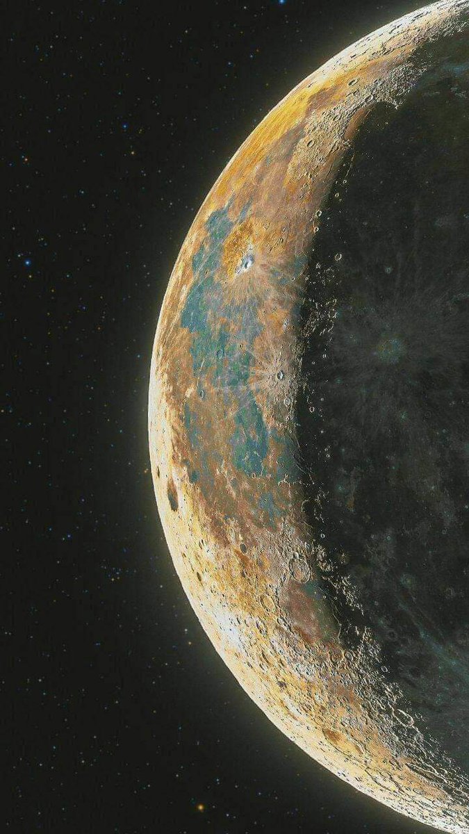 amazing_physics's tweet photo. How do you say ‘Moon’ in your language?  🌙
(Clearest picture of Moon) https://t.co/adBdIQevRs