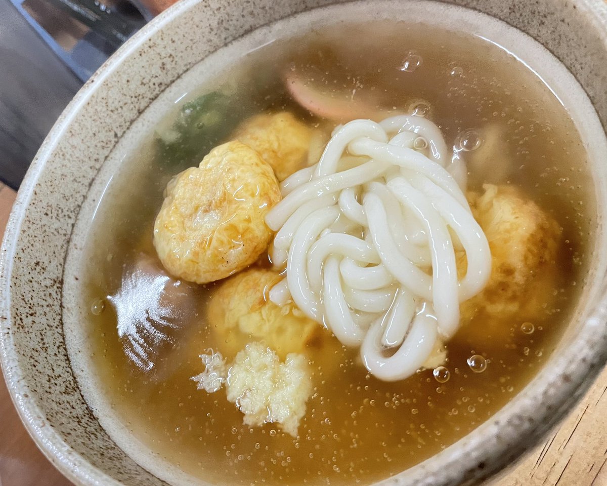 とあるうどん屋を目指しはるばる神戸へ
そのうどん屋は「こまち」
ようやく到着！と思った矢先、シャッターが閉まってる…

せっかく兵庫まで来たので明石の明石焼きゴへ
お目当ては明石焼きうどんGOスペシャル
あんかけうどんに明石焼きが入ってます

食べた感想は…別々がいいなｗ

#こまラジうどん