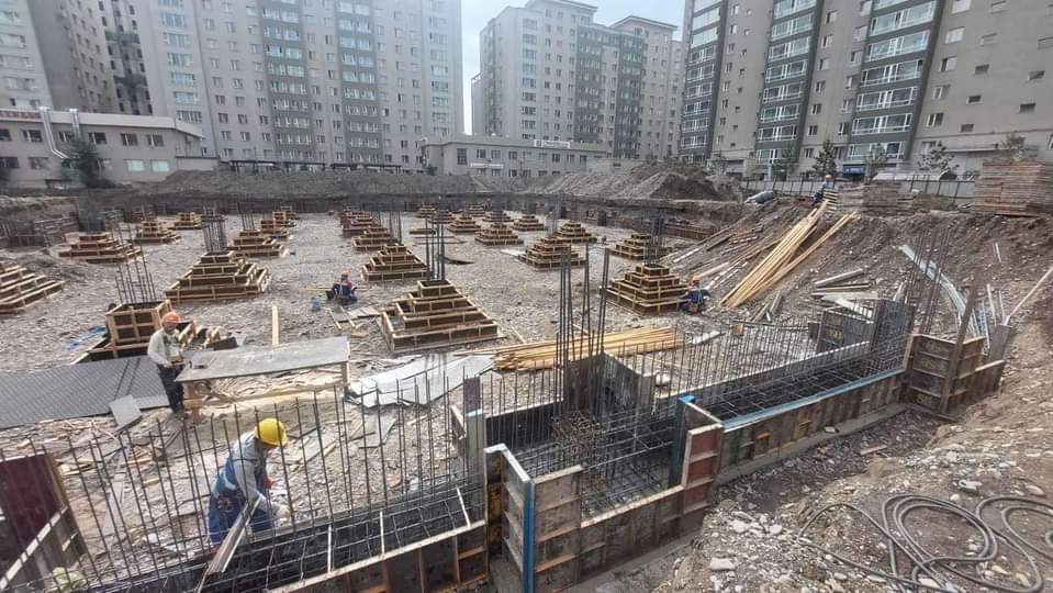 Иргэдийн санал хүсэлт бодит ажил болж дүүргийн 26-р хороонд улсын сургууль барих барилгын ажил эрчимтэй үргэлжилж байна.