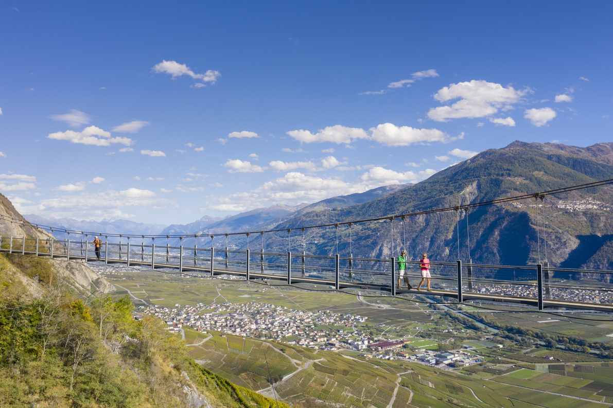 ☀️ Sunshine fuels our #Aisa team as we serve you all #summer! Like these hikers exploring the Rhone valley, our employees embrace an active lifestyle. With running 🏃‍♀️, lunch swims 🏊‍♂️, and stretching 🧘‍♂️ at work, we prioritize their well-being.
📷 ©Valais/Wallis Promotion, Garneau