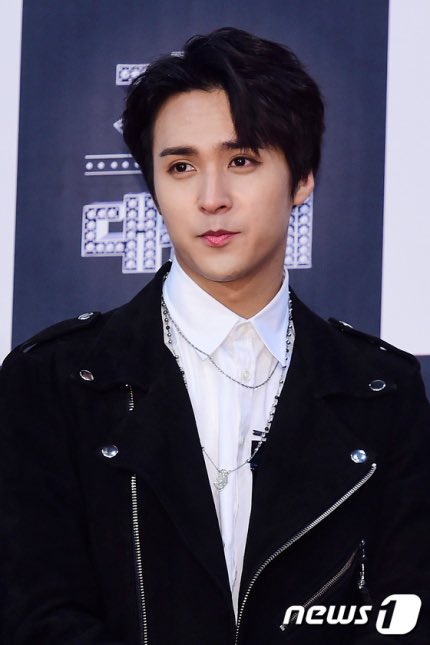 HIGHLIGHT Dongwoon announces marriage with non-celebrity girlfriend on this September

Ceremony will be held in private with his family, close friends and acquaintances

Congratulations! 🥳

Source: n.news.naver.com/entertain/now/…