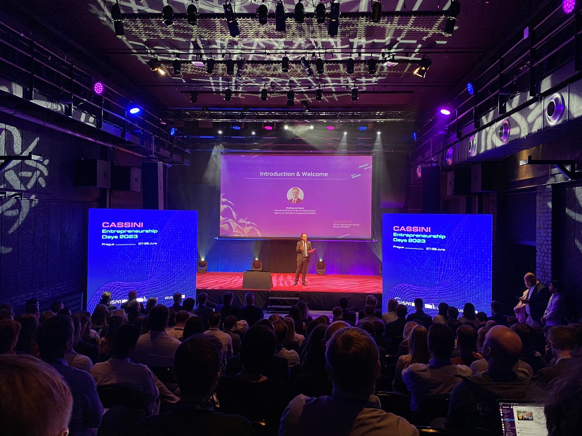 Rodrigo da Costa kicking off the <a href="/EU4Space/">🇪🇺 EUSPA - EU Agency for the Space Programme</a> entrepreneurship day in <a href="/LaFabrikaPrague/">La Fabrika</a>!