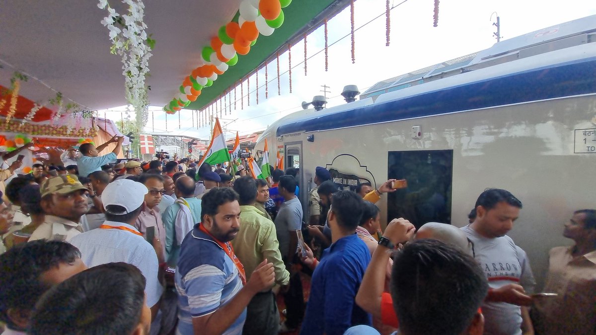ApnaNwd's tweet photo. बिहार की पहली वन्दे भारत ट्रेन पहुंची गया जंक्शन, भारत माता की जय के नारों के साथ हुआ भव्य स्वागत।

@RailMinIndia @ECRlyHJP @AshwiniVaishnaw

#VandeBharatExpress https://t.co/nbFsnWCIUo
