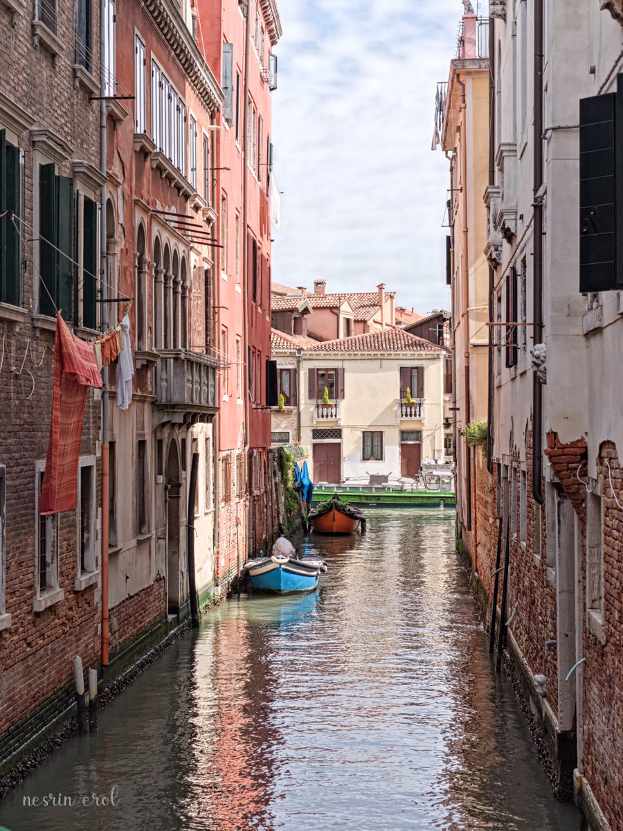 #TravelTuesday #VeniceItaly #ThePhotoHour #secretvenice #VeniceTalks #italyintheheart #italian_places #streetphotography