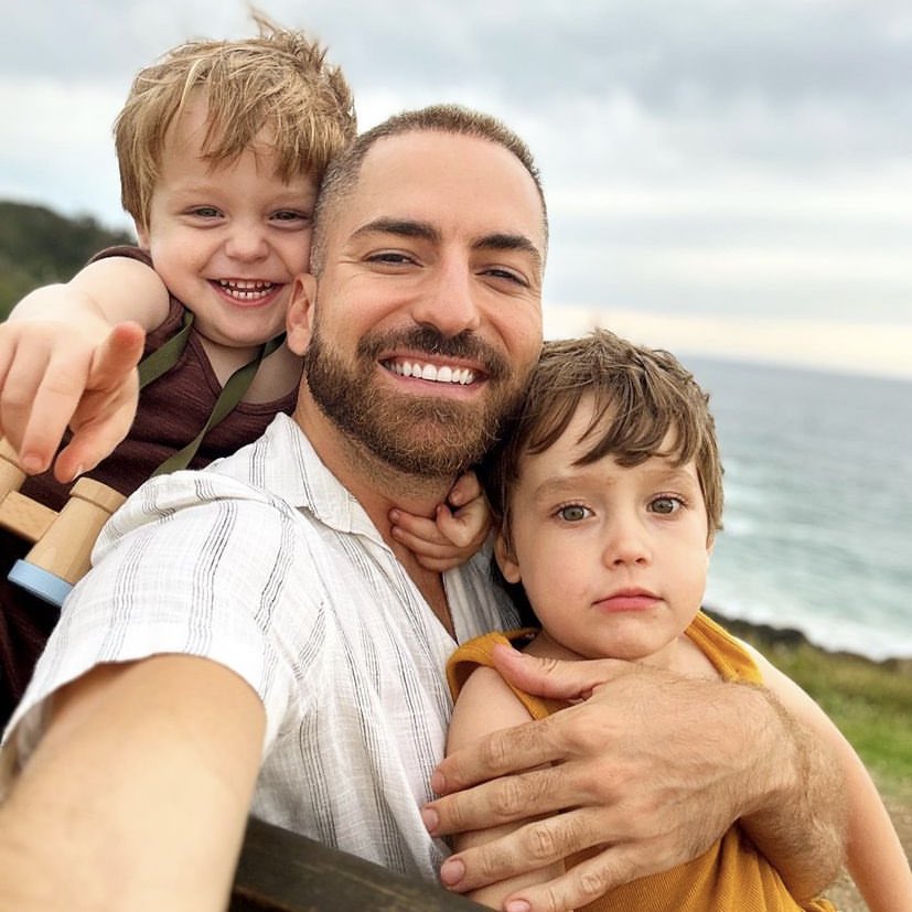 choquei's tweet photo. 🚨FAMOSOS: Thales Bretas conta dificuldades na criação dos filhos após morte de Paulo Gustavo: 

"Esse projeto de ter filho nunca foi algo que eu imaginei solo, sempre quis ter família. No momento que perdi, tive dificuldade, porque, ao mesmo tempo que precisei me encontrar, processar a dor, tive o reflexo de ser para os meus filhos quase que as duas figuras."