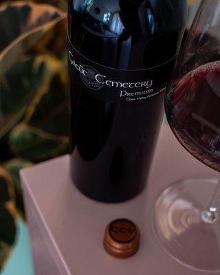 📷 Award-Winning Excellence: The unwavering commitment to quality and craftsmanship has earned Gaelic Cemetery Vineyard numerous accolades and recognition in the wine industry. Our Premium Shiraz proudly wears badges of prestigious international awards and exceptional quality.