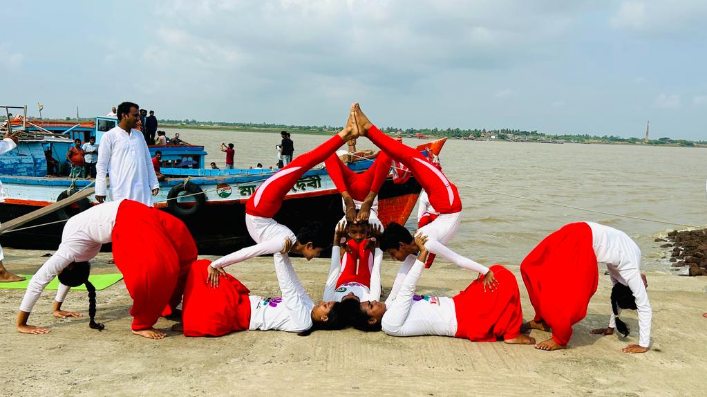 WBSPMGOfficial's tweet photo. Celebration of International Day of Yoga in the Ganga River Basin of West Bengal.
#WBSPMG #Cleanriversaveriver #Cleangangasaveganga #WestBengal https://t.co/ydBonmdidR