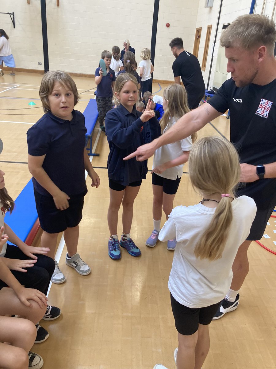 ysgolyddraig's tweet photo. Enjoying our transition afternoon with @LlantwitMajorSc working and playing together #YYDachieve #YYDchallenge #YYDenjoy #YYDyr4transition https://t.co/Oww5cwfyQf