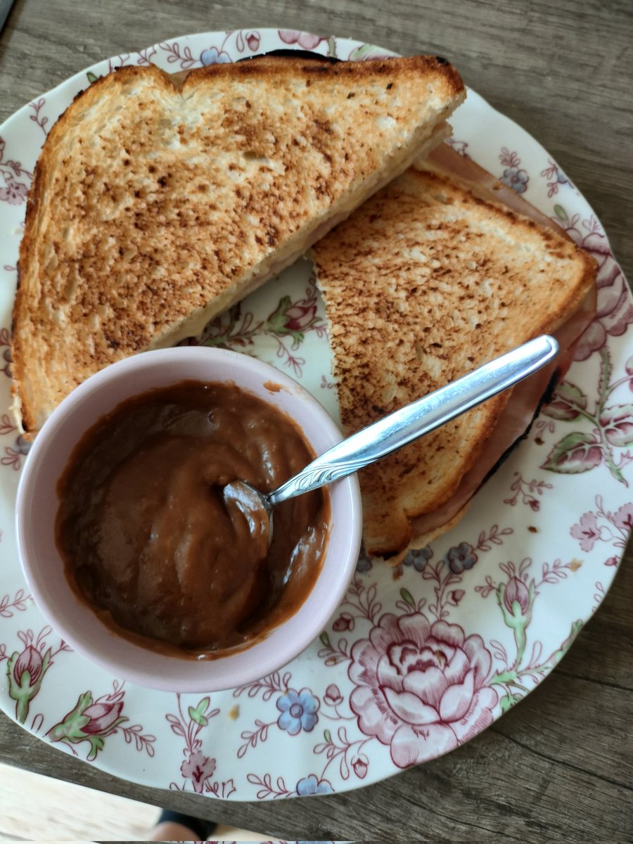 gauweb's tweet photo. De enige goede tosti eet je zo.

#kooktips https://t.co/gCl9Gno0SL