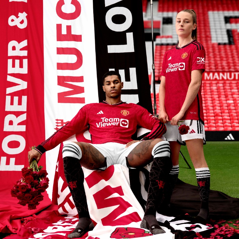 ManUtd's tweet photo. Local heroes 🔴

@MarcusRashford ⭐️ @EllaToone99

#MUFC || #MUWomen