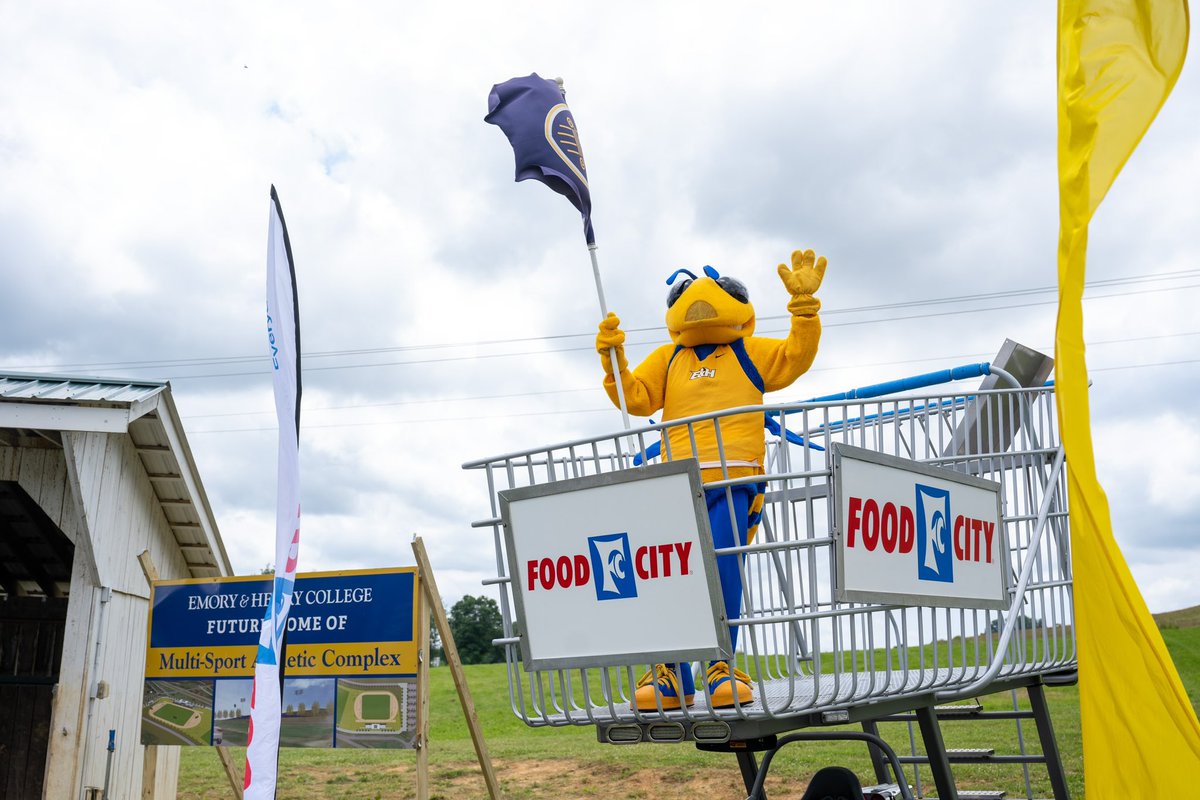 EmoryHenry_XCTF's tweet photo. We had a great day celebrating the beginning of construction for the Food City Sports Complex. ๐๐
#GoWasps | #StingersUp | #BlueCollarGoldStandard | #EHCXCTF | #FoodCitySportsComplex https://t.co/8zAGK5kBzp