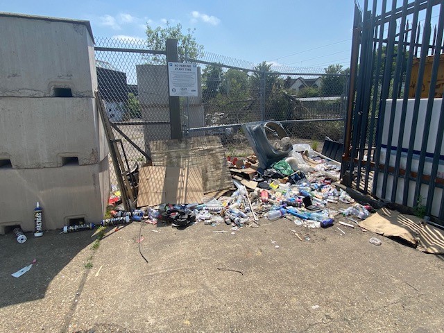 MPSHatchEnd's tweet photo. Before and after photographs of CHANTRY PLACE next to SHURGARDS #HatchEnd. Harrow Litter pickers have done an excellent job of clearing this rubbish up that was caused by anti-social behaviour and vehicles. #Notallheroeswearcapes #cleanerstreets #reducingASB https://t.co/30P5AmCI0Y