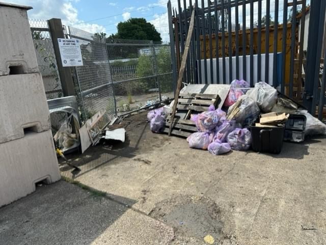 MPSHatchEnd's tweet photo. Before and after photographs of CHANTRY PLACE next to SHURGARDS #HatchEnd. Harrow Litter pickers have done an excellent job of clearing this rubbish up that was caused by anti-social behaviour and vehicles. #Notallheroeswearcapes #cleanerstreets #reducingASB https://t.co/30P5AmCI0Y